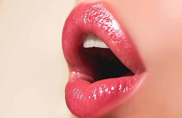 imagem perfil boca de mulher com batom e boca aberta
