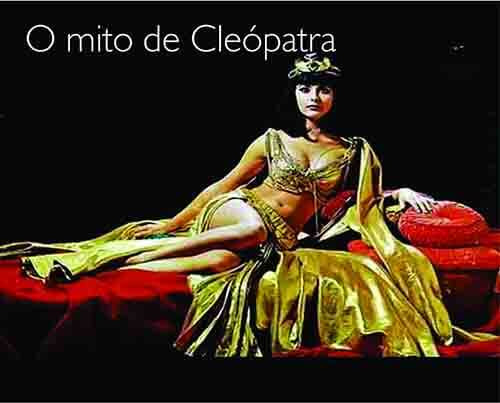 cleopatra sentada sobre cama com lençóis vermelhos