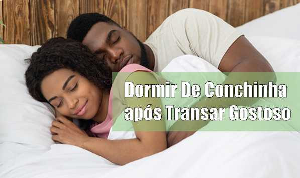 casal hetero negro dormindo de conchinha na cama com lencois de cor branca