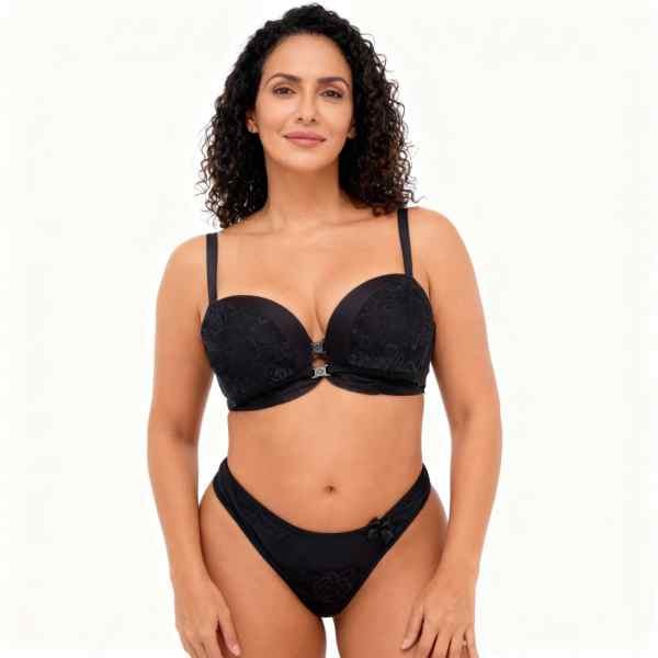 mulher vestida em lingerie preta com dois abotoadores na frente