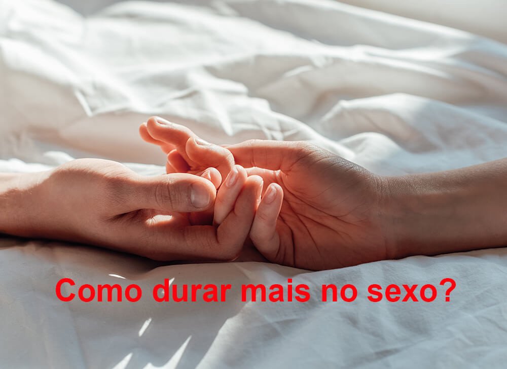 maos masculinas e femininas se tocando sobre a cama