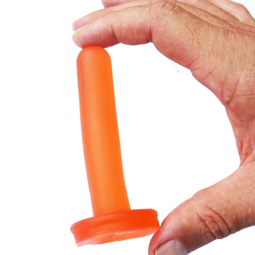 mão feminina demonstrando Plug Anal Iniciante Fino Silicone. Mede 10cm x 1,7 cm