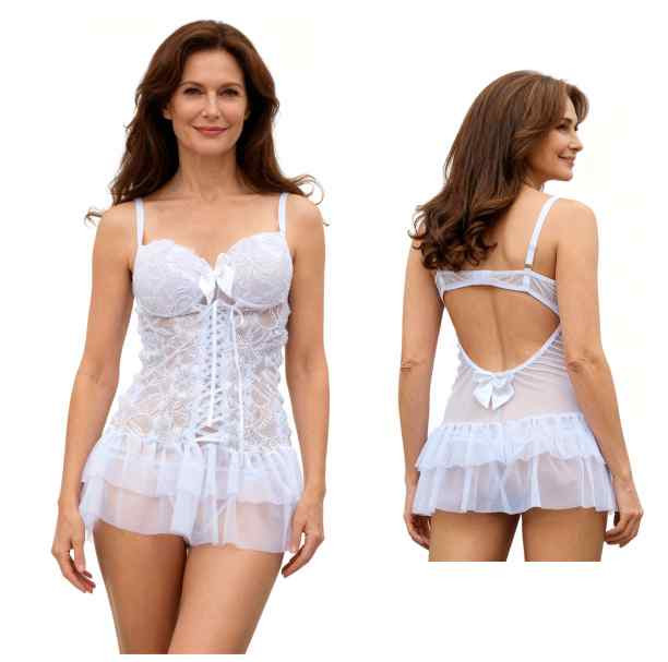 frente e costas mulher vestida em conjunto de camisola branca renda com bojo com aro sem enchimento