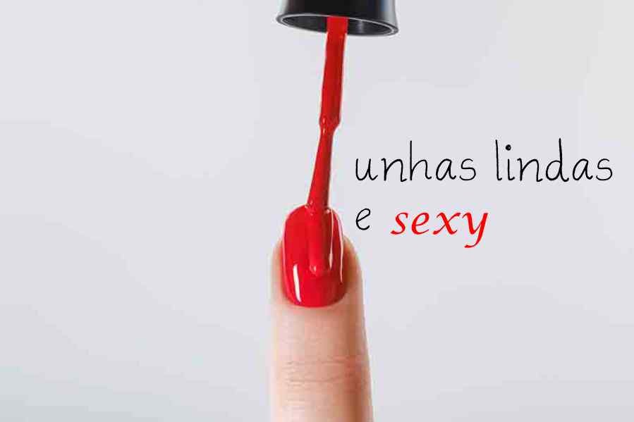 unha feminina sendo pintada com esmalte vermelho