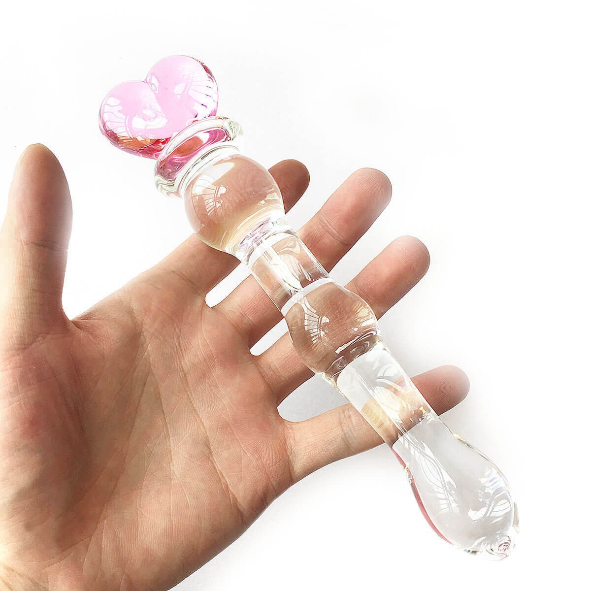 mão segurando plug anal de vidro