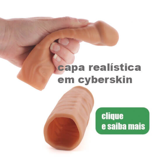 imagem de mão apertando capa peniana em cyberskin para dar mais volume ao pênis