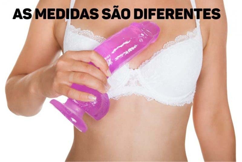 imagem de mulher usando sutiã e segurando penis de borracha na cor rosa