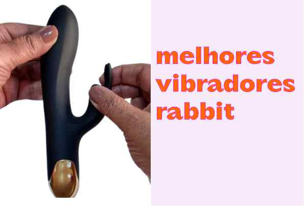mão feminina afastando a haste estimuladora do clitoris pra verificar a flexibilidade e abertura vibrador rabbit
