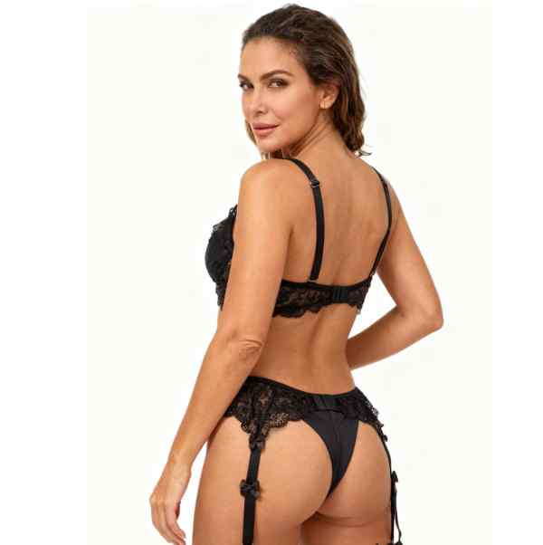 mulher de costas vestida em conjunto de lingerie preta composta de soutien calcinha e cinta liga com abotoadores