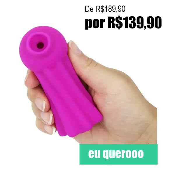 mão feminina segurando um vibrador sugador de clitoris na cor roxa