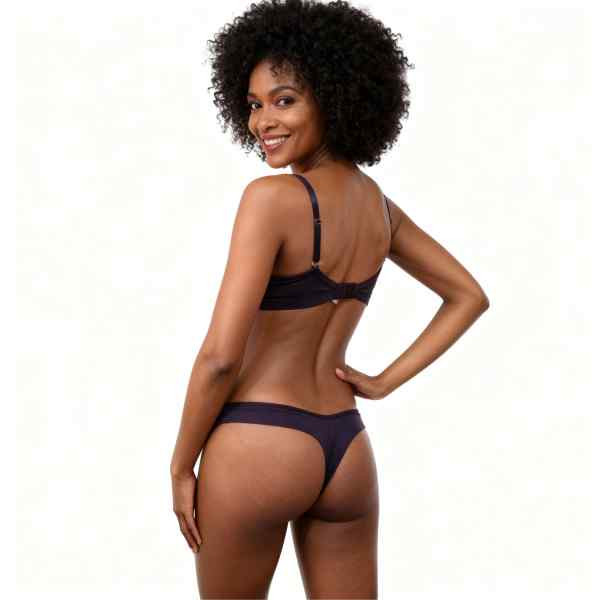 mulher de costas vestida em conjunto de lingerie com renda e tule