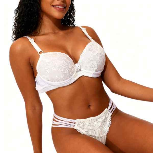 mulher jovem vestida em conjunto de lingerie branca de renda modelo strappy tamanho médio