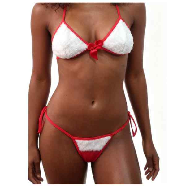 mulher de frente vestida com fantasia de mamae noel