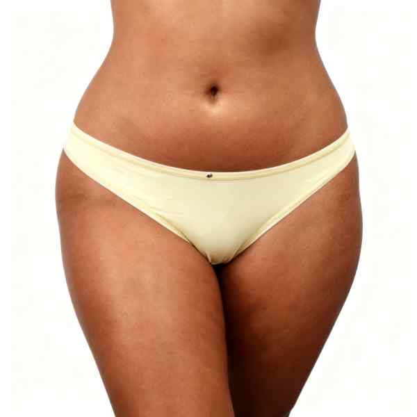 meio corpo de mulher de frente vestida em calcinha colorida fio duplo amarela tamanho médio