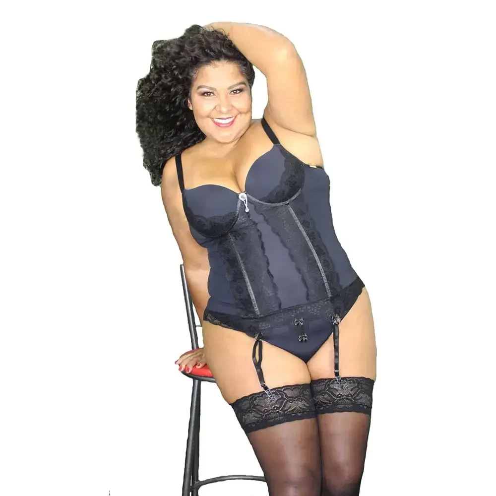 mulher vestida em Espartilho Corselet Plus Size Preto Tamanho 46