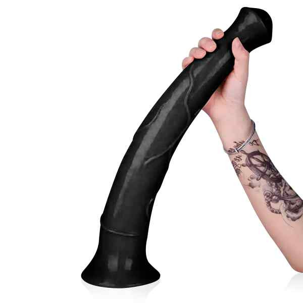 maão masculina segurando penis de cavalo big horse feito de borracha de silicone preta