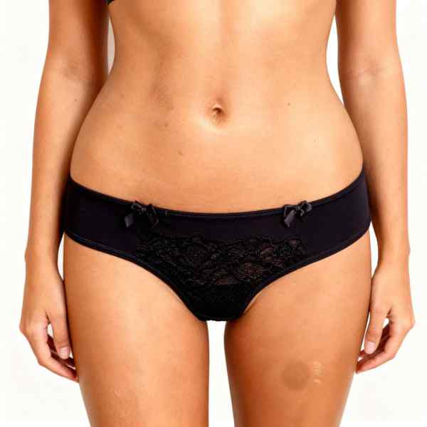 meio corpo de mulher de frente vestida em calcinha fio duplo na cor preta