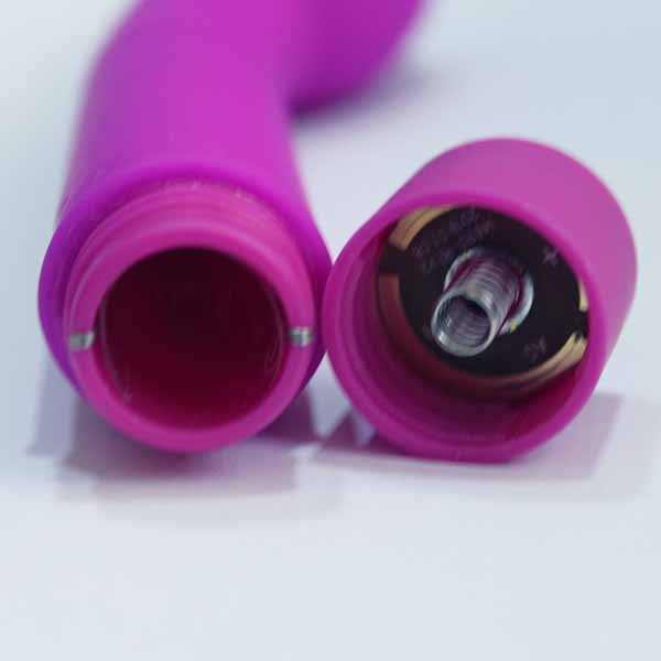 Imagem do detalhe do compartimento de pilha vibrador logan ponto g pretty love