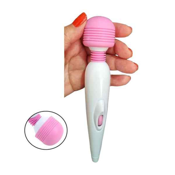 mão feminina segurando mini vibrador varinha magica 18cm recarregável