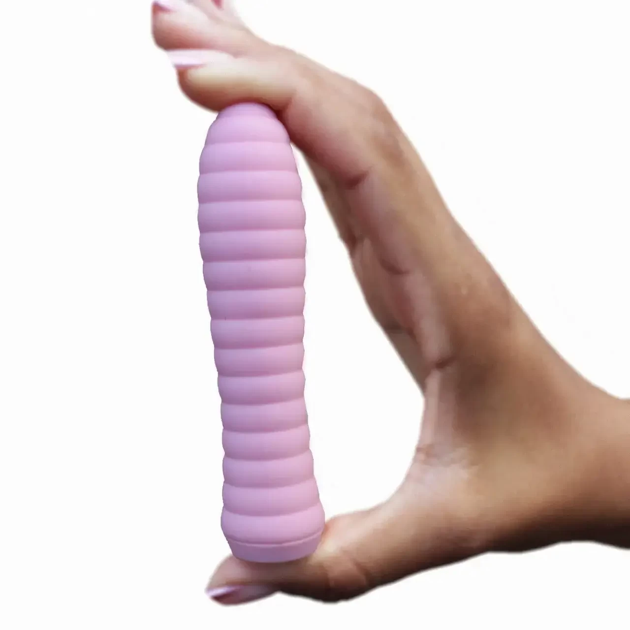 Imagem dedos demonstrando vibrador bullet para clitóris recarregável 9 vibraçõeses