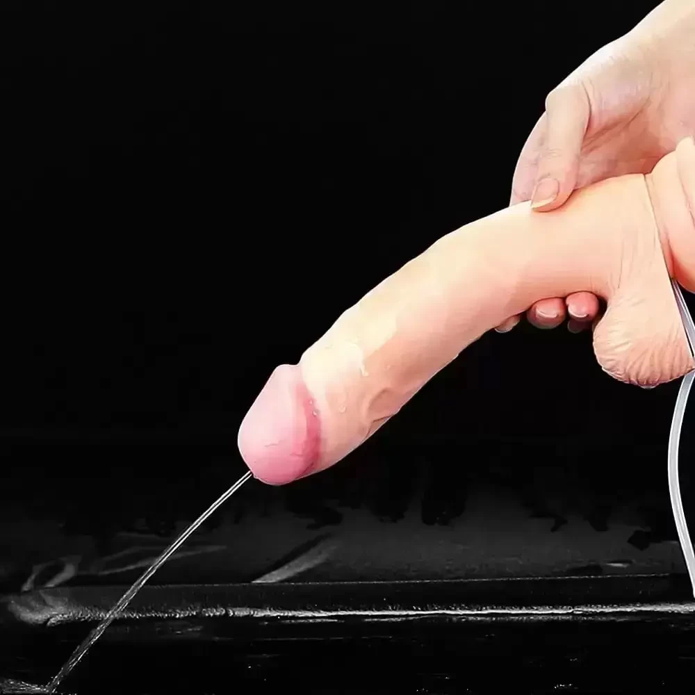 Imagem mão de mulher segurando pênis cyberskin ejaculador esguichando água