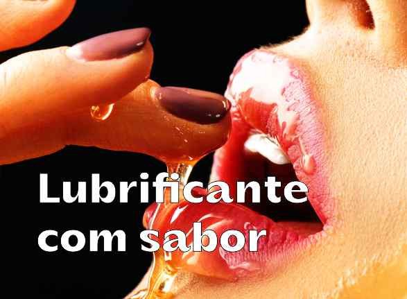 melhores lubrificantes com sabor close em boca feminina com batom vermelho degustando mel escorrendo pelo dedos