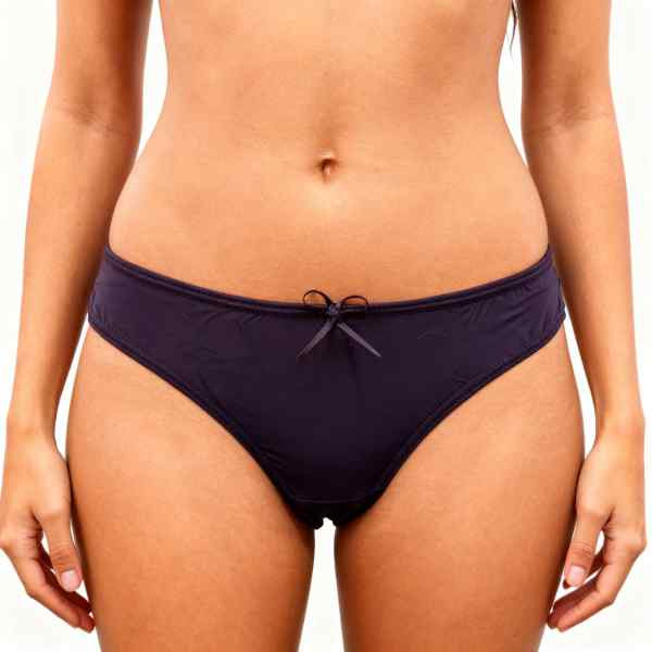 meio corpo de mulher de frente vestida em calcinha com renda na parte de tras