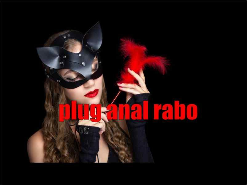 mulher com fantasia fetichista em referencia a plug anal rabo