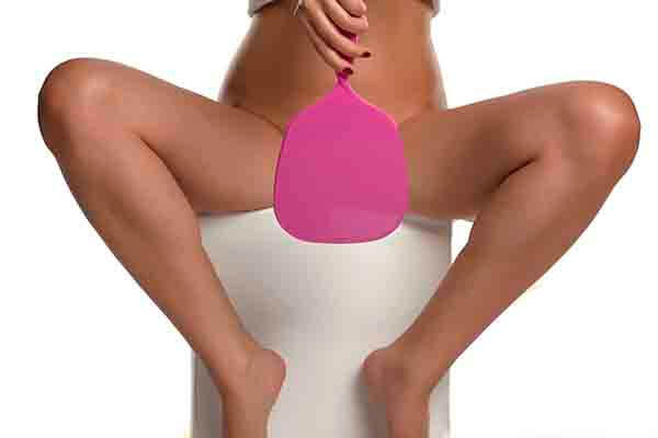 mulher sentada com epelho olhando a vagina