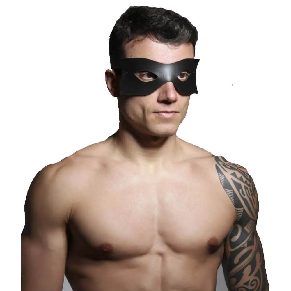 Imagem de homem usando mascara masculina em couro sintético bdsm
