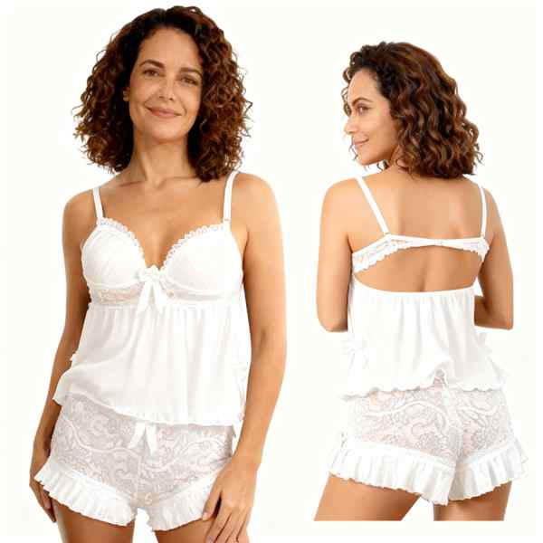 mulher vestida em short doll branco