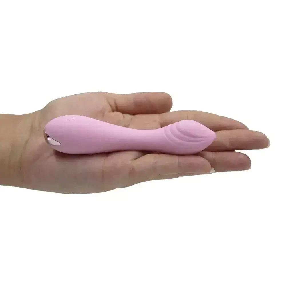 Imagem de vibrador bullet rosa ponto g sobre mão feminina