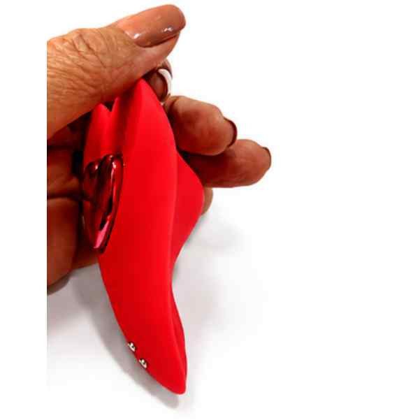 mão feminina segurando vibrador de calcinha