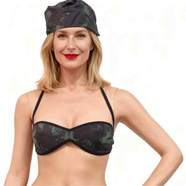 mulher de frente vestida em fantasia de militar com calcinha de amarrar e top e boina camuflagem