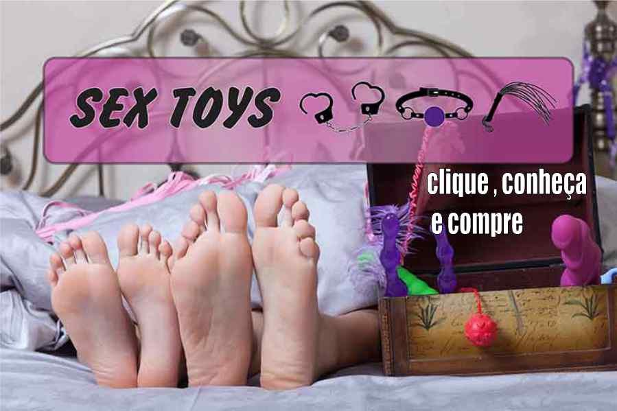 close de pés de casal sobre a cama com caixa de sextoys ao lado