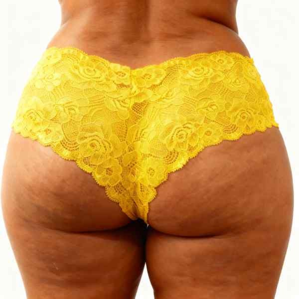 meio corpo de mulher de costas vestida em calcinha caleçon gg amarela