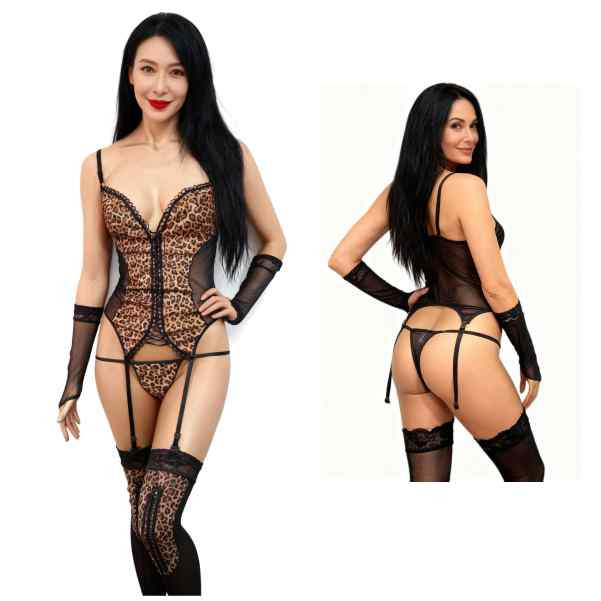 mulher de frente e de costas vestida em fantasia dominadora