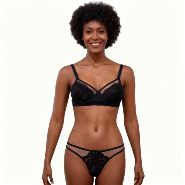 mulher vestida em conjunto de lingerie com renda e tule