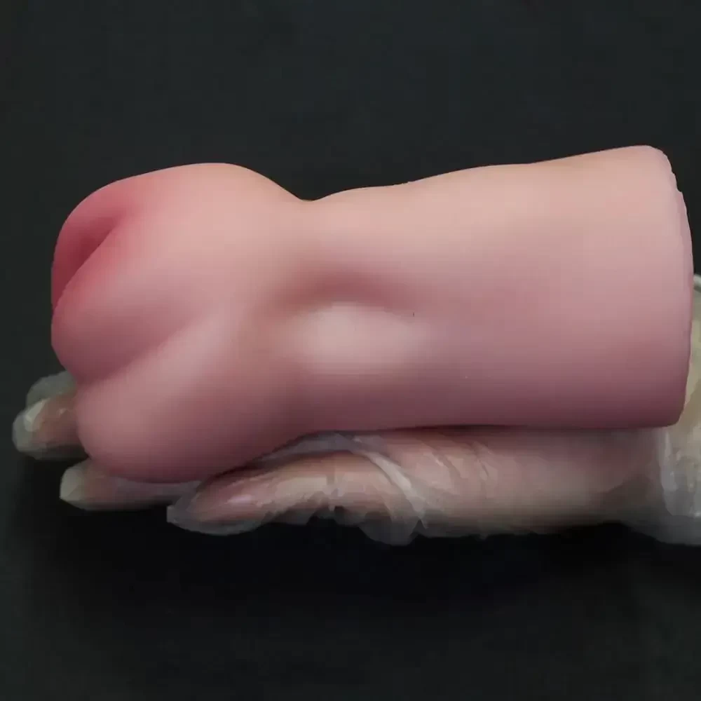 mão feminina segurando Vagina Realista Masturbador Tight Pussy Cyberskin. Mede 15cm