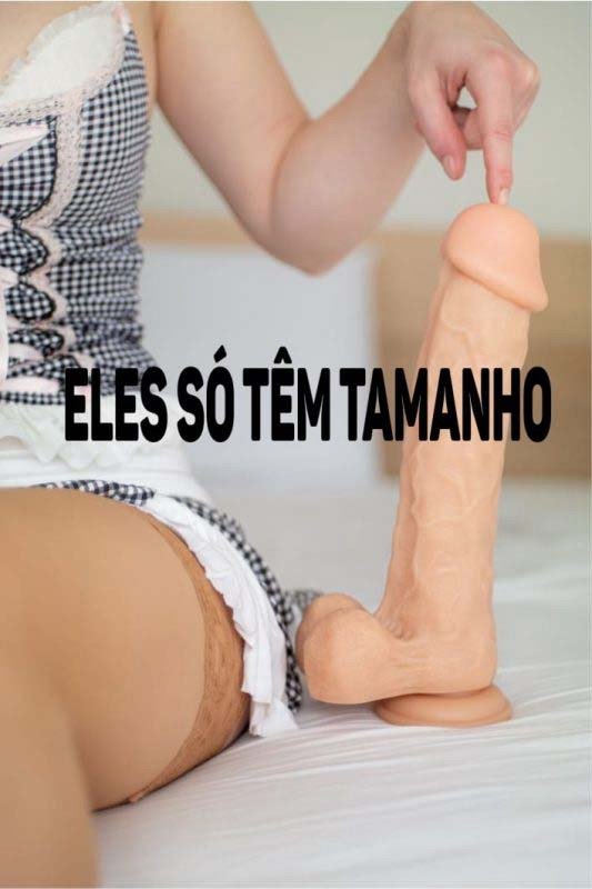 imagem de perfil de mulher sentada na cama apoiando os dedos sobre penis de borracha grande