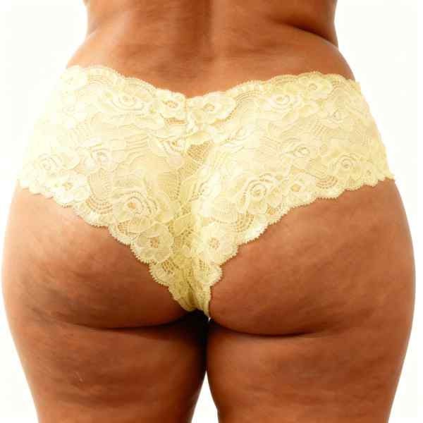 meio corpo de mulher de costas vestida em calcinha caleçon cor creme manteiga
