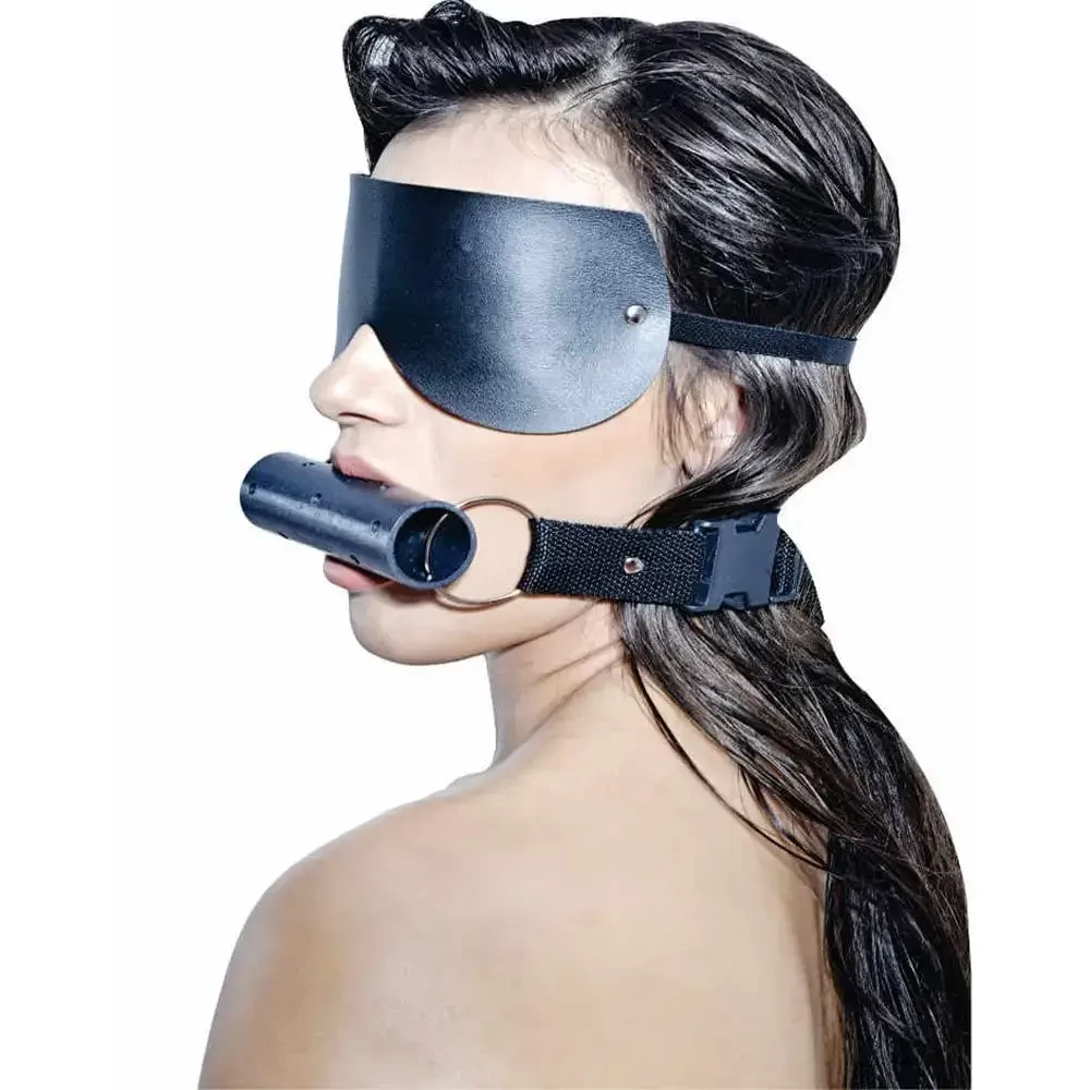 Imagem de mulher usando mordaça bastão gag e tapa olhos