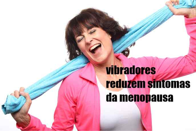 mulher sorrindo de olhos fechados segurando uma toalha azul atras do pescoço