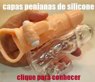 mao masculina segurando 2 capas penianas feitas de silicone