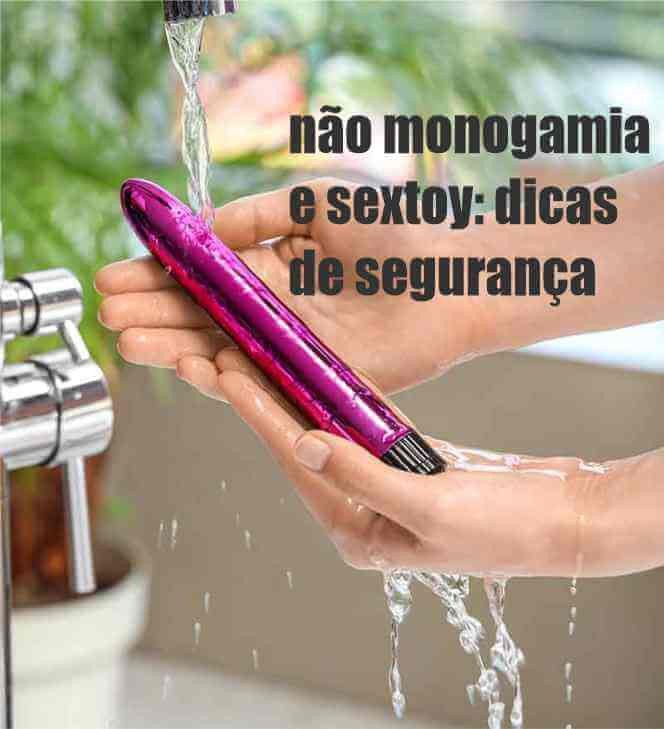 mão feminina lavando vibrador debaixo da torneira