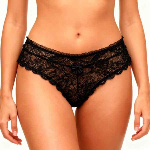 meio corpo de mulher de frente vestida em calcinha frufru plus size preta