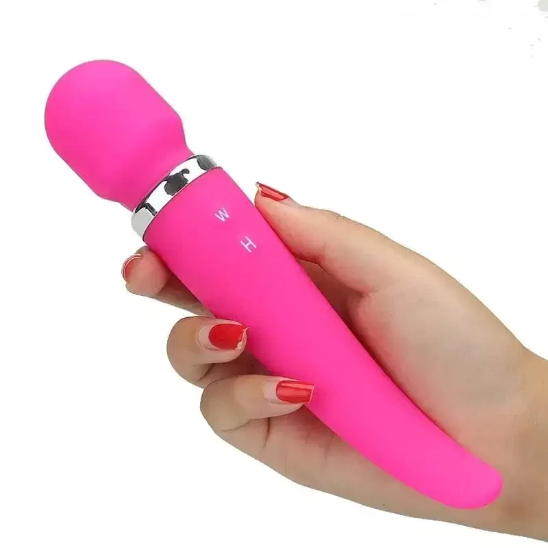 Imagem de vibrador varinha magica sagitarius 19cm sendo seguro por mão feminina