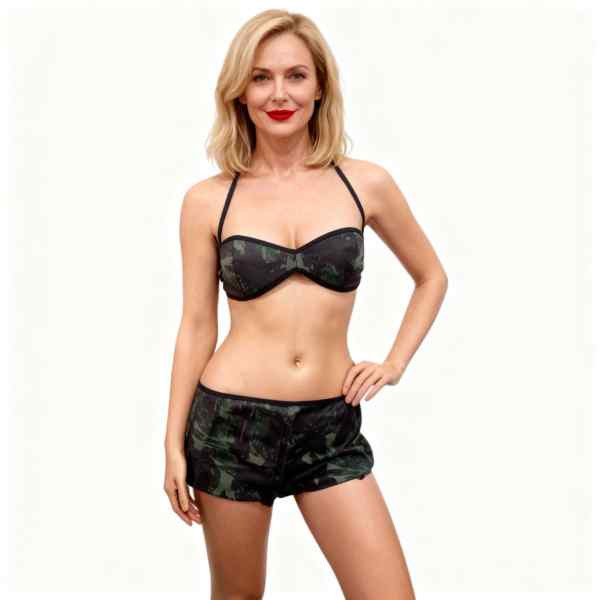 mulher de frente vestida em fantasia de militar