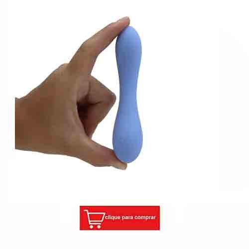 mão feminina segurando vibrador azul pequeno e discreto