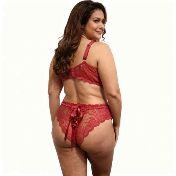 mulher de costas vestida em conjunto de lingerie calcinha e sutiã plus size na cor rubi